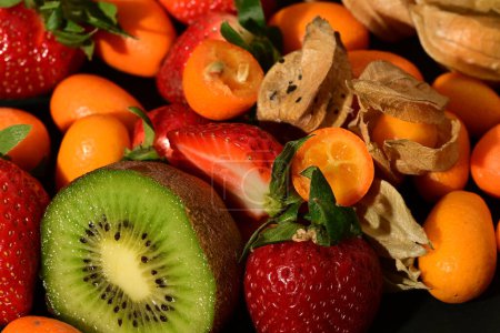 Téléchargez les photos : Fruits et légumes frais sur fond noir - en image libre de droit