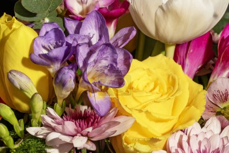 Téléchargez les photos : Gros plan du bouquet avec assortiment coloré de fleurs - en image libre de droit