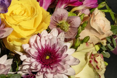 Téléchargez les photos : Gros plan de beau bouquet de fleurs vives - en image libre de droit
