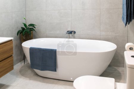 Foto de Moderna y espaciosa renovación de baño de lujo - Imagen libre de derechos