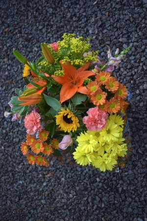 Téléchargez les photos : Bouquet de fleurs aux couleurs vives sur fond naturel. - en image libre de droit