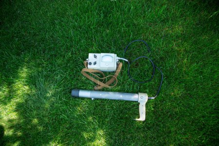 Téléchargez les photos : Ancien dosimètre soviétique pour mesurer le rayonnement sur une pelouse verte - en image libre de droit