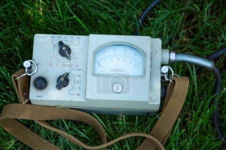 Téléchargez les photos : Ancien dosimètre soviétique pour mesurer le rayonnement sur une pelouse verte - en image libre de droit