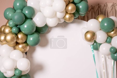 Foto de Arco de globos blancos, dorados y verdes sobre fondo blanco - Imagen libre de derechos