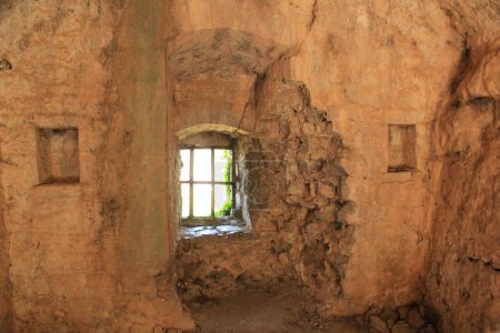 Foto de Antigua celda de la prisión con paredes gruesas, ventanas y barras - Imagen libre de derechos