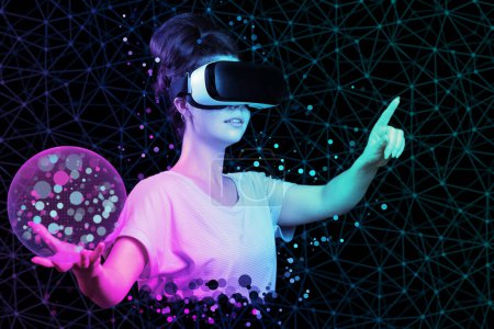 Foto de Collage of digital contemporary technology. Portrait of young woman in VR glasses holding 3D simulation of mesh sphere. Dark background with neon abstracts. Concept of virtual reality and metaverse. - Imagen libre de derechos