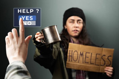 Die weibliche Hand drückt einen virtuellen Knopf zur Hilfe. Im Hintergrund hält eine defokussierte Frau ein Pappschild mit dem Text Obdachlose und Stahlbecher. Das Konzept der Hilfe für die Landstreicher.