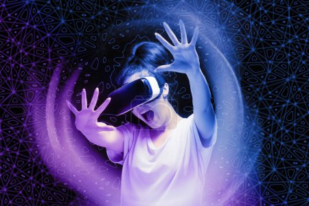 Foto de Mujer joven sorprendida en gafas VR temores de la simulación 3D de la realidad virtual. Fondo oscuro con malla de neón y círculo de holograma. El concepto de metaverso y ciberespacio. - Imagen libre de derechos