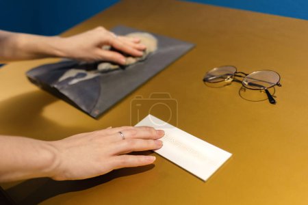 Frauenhände berühren Ausstellung im Museum Konvexes Exponat für sehbehinderte und blinde Menschen. Blindenschrift und Barrierefreiheit für Behinderte. Ansicht von oben.