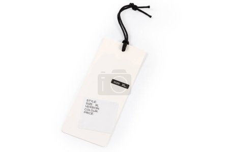 Téléchargez les photos : Étiquette pivotante blanche en forme de feuille de carton blanc avec désignation de la taille des vêtements sur une corde noire sur un fond blanc - en image libre de droit