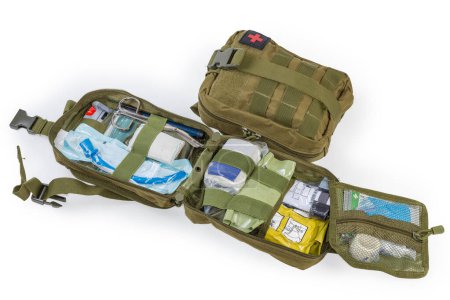 Trousse de premiers soins individuelle militaire équipée ouverte avec un contenu dans la pochette textile et le même kit fermé sur fond blanc