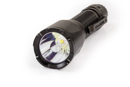 Moderne taktische elektrische LED-Taschenlampe in schwarzem, wasserdichtem Metallgehäuse auf weißem Hintergrund, Frontansicht in selektivem Fokus
