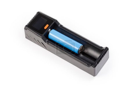 Téléchargez les photos : Chargeur de batterie intelligent pour batteries rechargeables différents types avec batterie insérée sur fond blanc - en image libre de droit