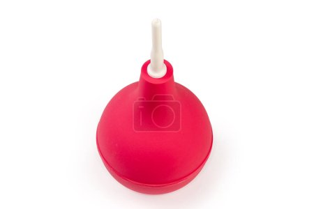 Téléchargez les photos : Seringue ampoule polyvinyle rouge avec buse en plastique blanc sur fond blanc - en image libre de droit