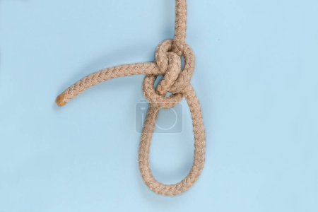 Foto de Nudo de ojo de zepelín de cuerda, o lazo de Rosendahl sobre un fondo azul - Imagen libre de derechos