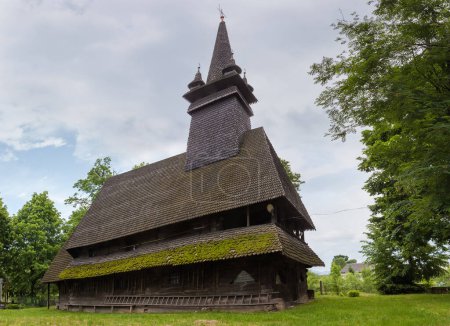 Foto de Iglesia gótica de madera de dos niveles de San Nicolás el Maravilloso del siglo XVIII con torre en Sokyrnytsia pueblo, Ucrania - Imagen libre de derechos