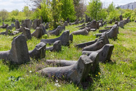 Téléchargez les photos : Vieilles pierres tombales en forme de bottes en feutre sur l'ancien cimetière juif au printemps ensoleillé, Berdychiv, Ukraine - en image libre de droit