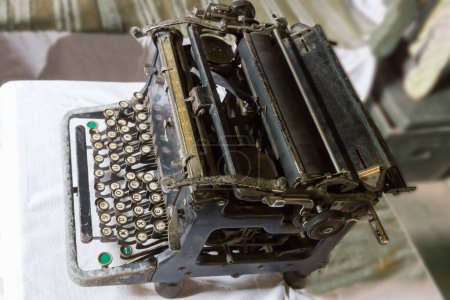 Téléchargez les photos : Ancienne machine à écrire mécanique vintage de type cyrillique sur une table recouverte de nappe, gros plan sélectif - en image libre de droit
