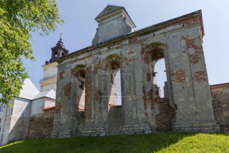 Foto de Campanas del monasterio medieval dominicano en forma de edificio con arcadas y en forma de torre en el pueblo de Pidkamin, vista exterior en el día soleado, Ucrania - Imagen libre de derechos