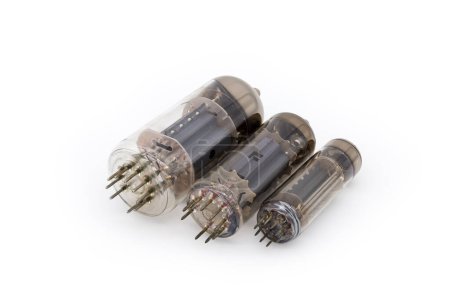 Foto de Tres viejos tubos electrónicos de vacío amplificadores diferentes se encuentran sobre un fondo blanco - Imagen libre de derechos