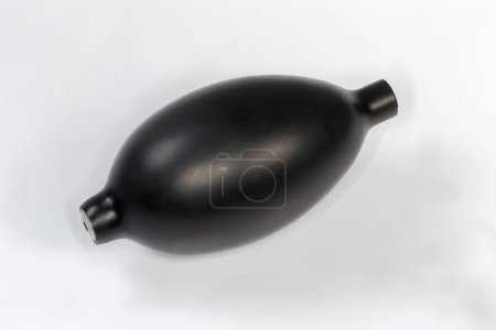 Foto de Bombilla de goma con válvula de retención para el esfigmomanómetro manual y otros dispositivos de uso médico sobre fondo gris - Imagen libre de derechos