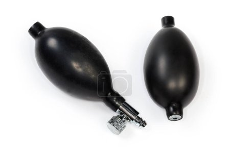 Foto de Dos bombillas de goma con válvulas de retención, una de las cuales también con válvula de cierre, para esfigmomanómetros manuales y otros dispositivos de uso médico sobre fondo blanco - Imagen libre de derechos