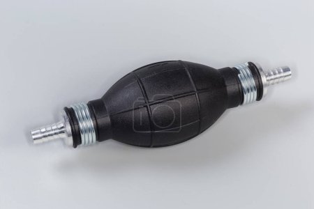 Foto de Bombilla de goma con dos accesorios de conexión y válvula de retención para el bombeo unidireccional de dispositivos médicos sobre fondo gris - Imagen libre de derechos