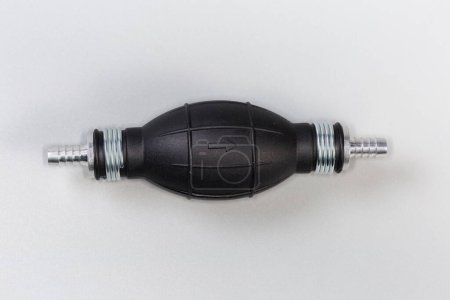 Foto de Bombilla de goma con dos accesorios de conexión y válvula de retención para bombeo unidireccional para dispositivos médicos, vista superior sobre un fondo gris - Imagen libre de derechos