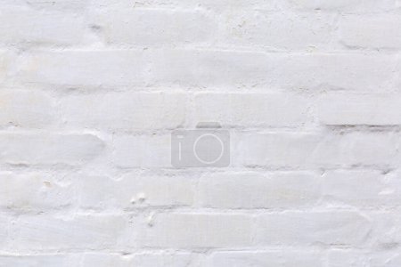 Téléchargez les photos : Fragment de l'ancien mur extérieur de briques blanchies à la chaux de nombreuses fois d'un bâtiment gros plan, fragment de façade, fond - en image libre de droit