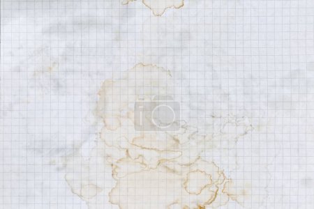 Blatt kariertes Papier mit getrockneten gelben und braunen Flecken aus verschütteter Flüssigkeit, Ansicht von oben, Hintergrund