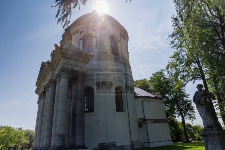 Téléchargez les photos : Eglise baroque catholique romaine Saint-Joseph construite dans le 18ème, village de Pidhirtsi, Ukraine. Vue du bas vers le haut rétroéclairé - en image libre de droit