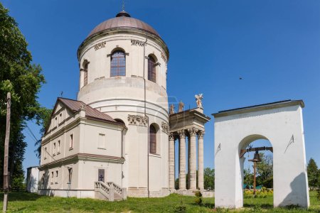 Téléchargez les photos : Eglise baroque catholique romaine Saint-Joseph construite dans le 18ème, village de Pidhirtsi, Ukraine. Façade latérale et arrière - en image libre de droit