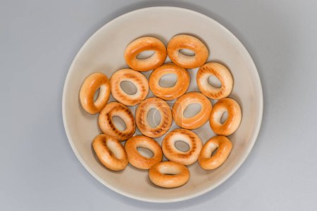 Anillo crujiente en forma de pequeñas galletas, llamado sushki en el tazón, vista superior sobre un fondo gris
