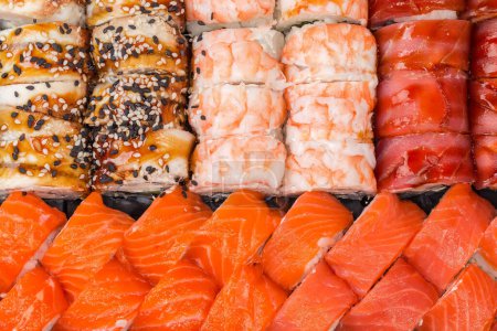 Set der verschiedenen Sushi in offener Verpackung, Nahaufnahme von oben