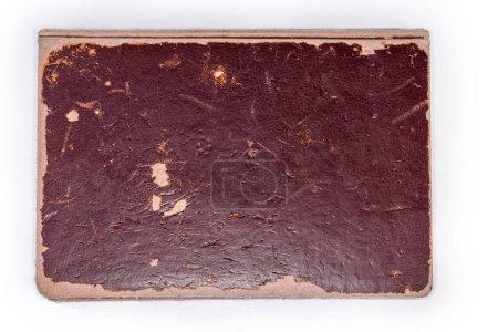 Geschlossenes altes Buch mit schäbigem Hardcover auf weißem Hintergrund, Draufsicht