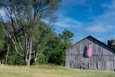 Drapeau américain sur une ancienne grange agricole altérée