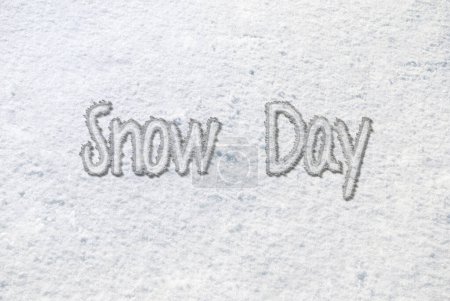 Schneetag Text in weißem Schnee auf dem Boden 