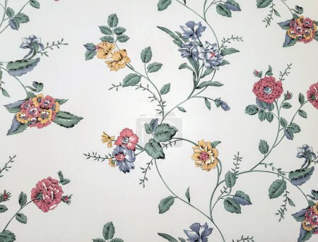 Téléchargez les photos : Gros plan du motif de papier peint floral à l'ancienne sur un fond de couleur ivoire - en image libre de droit