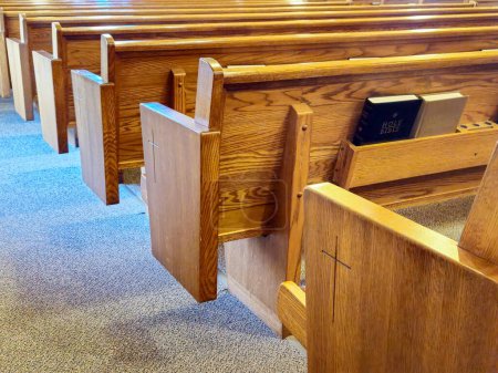 Foto de Filas de bancos de iglesia de madera con la Santa Biblia y el himno - Imagen libre de derechos