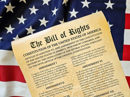 Téléchargez les photos : Déclaration des droits des États-Unis sur un drapeau américain - en image libre de droit