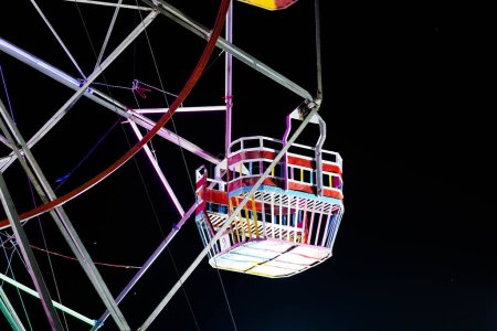 Téléchargez les photos : Vue d'un délice nocturne éclatant : Wagon à grande roue illuminé - en image libre de droit
