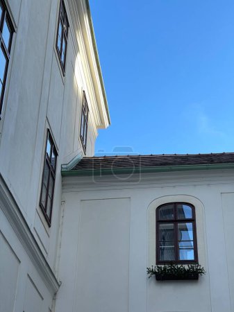 Téléchargez les photos : Plan à angle bas de fenêtres vintage voûtées dans un ancien bâtiment résidentiel en Europe - en image libre de droit