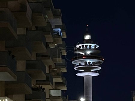 Foto de Modern futuristic communications tower lighting at night - Imagen libre de derechos