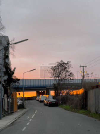 Téléchargez les photos : Blurry streetview during sunrise in the city - en image libre de droit