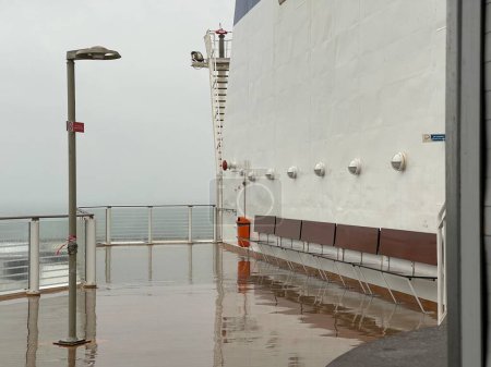 Photo pour Ferry deck wet from rain during Nort Sea sail - image libre de droit