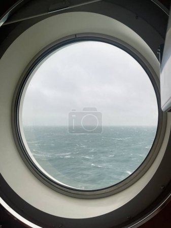 Téléchargez les photos : Stunning North sea view from round window of a ship - en image libre de droit