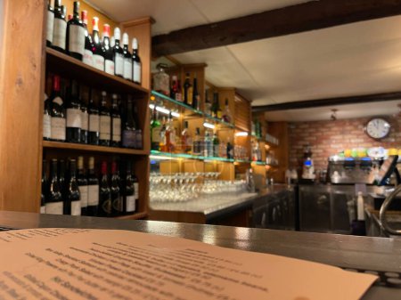 Téléchargez les photos : Blurred shot of a cozy restaurant bar with no people - en image libre de droit