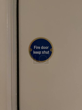 Téléchargez les photos : Fire door keep shut sign on the door - en image libre de droit