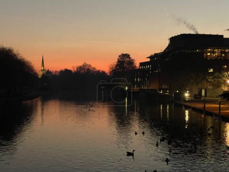Téléchargez les photos : Stunning colorful sunset above the town on the river - en image libre de droit