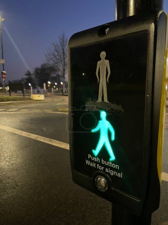 Téléchargez les photos : Close up of pedestrian traffic lights glowing green at night - en image libre de droit